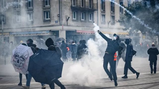 فرنسا تحظر حق التظاهر السلمي المكفول بكل القوانين والذي (…)