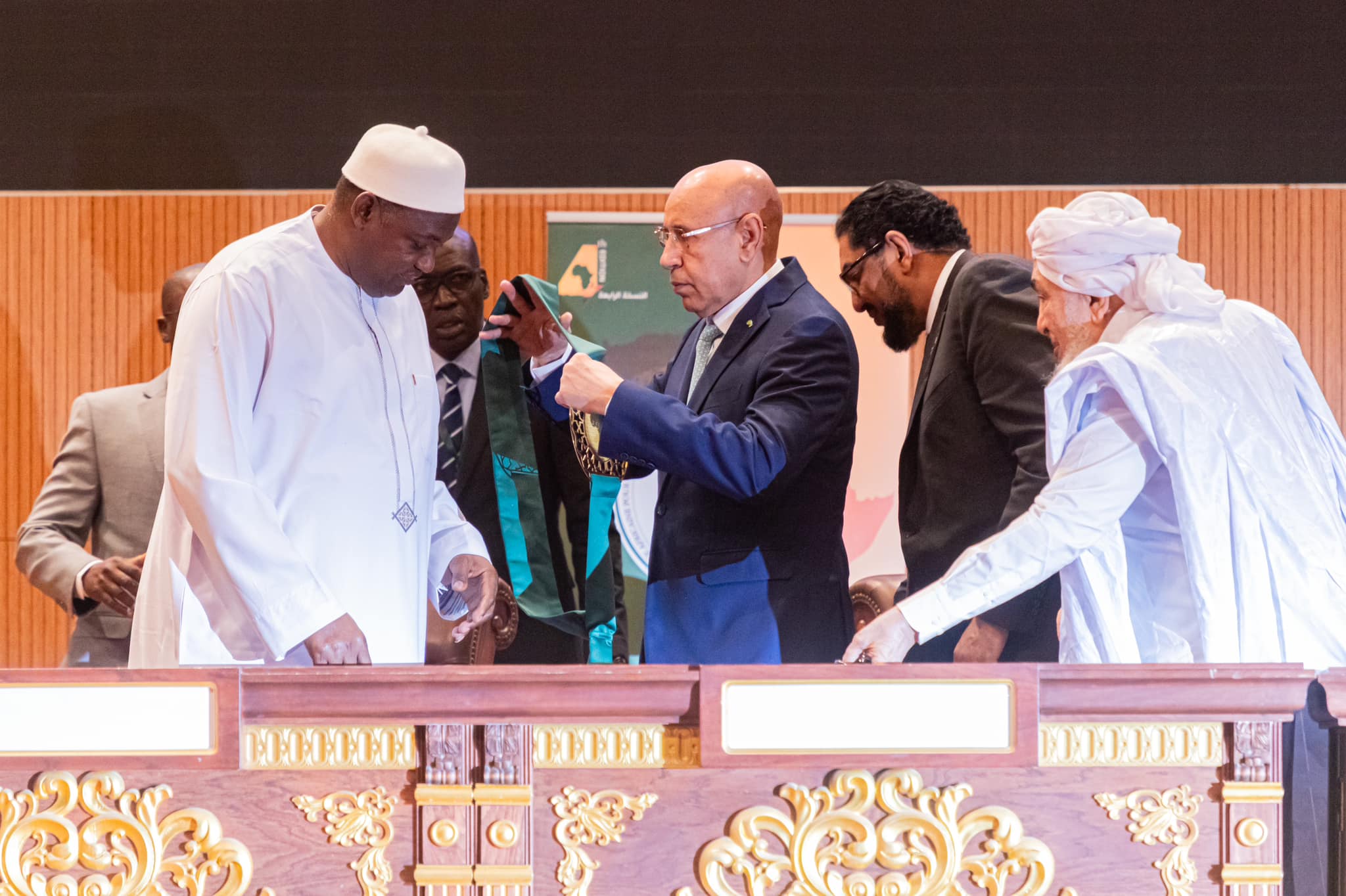 الرئيس الموريتاني غزواني يسلم الرئيس الغامبي جائزة (…)