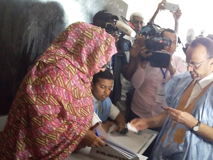 المرشح ولد بوبكر يزور بعض مكاتب التصويت في نواكشوط