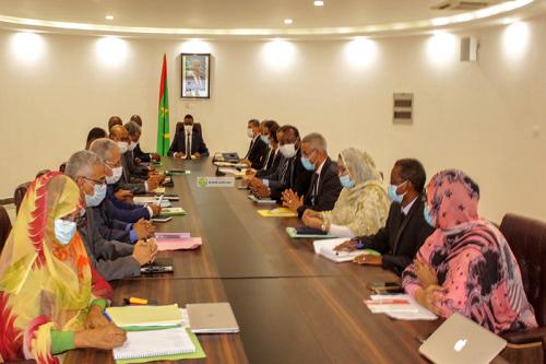 الوزير الأول يطالب بتسريع تنفيذ كافة برنامج الأولويات الموسع