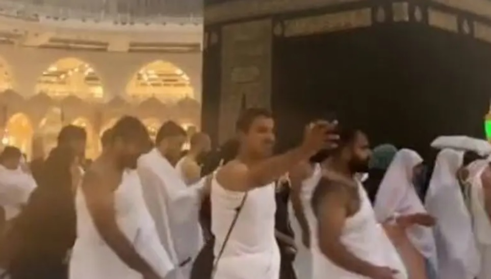 صور من المعتمرين وهم يطوفون حول الكعبة تحت زخات المطر