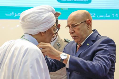 بوسام كوماندور في نظام الاستحقاق الوطني: ولد الغزواني&nbsp;(…)