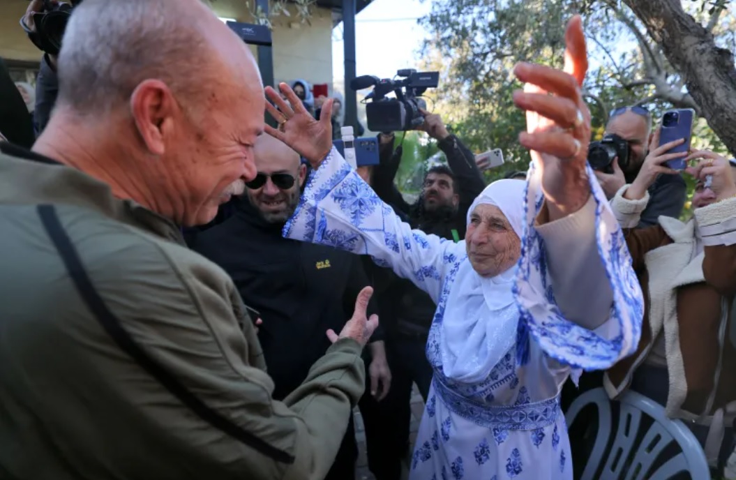 قصة الأسير ماهر يونس الذي افرجت عنه اسرائيل.. والدته&nbsp;(…)