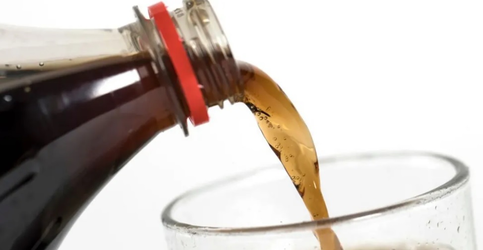 مؤذية جدا للصحة.. 3 أغذية لا تتناولها مع المشروبات الغازية!