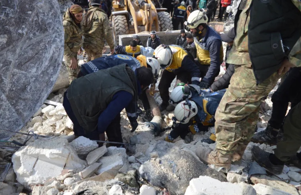 شاهد يروي مشاهد الرعب في الساعات الأولى للزلزال