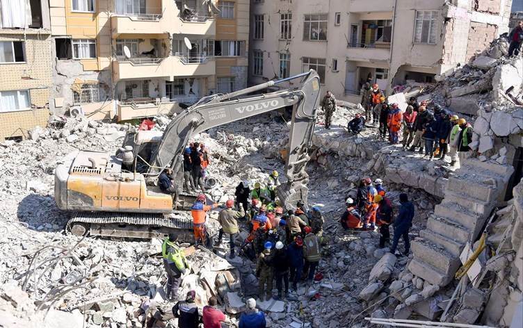 تعرف على أشخاص بقوا طويلا تحت الأنقاض.. ونجوا