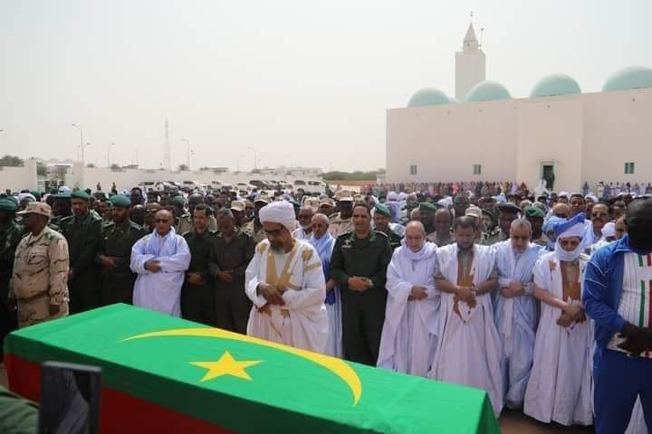 صورة من صلاة الجنازة على الشهيد الدركي في عملية لمصدي