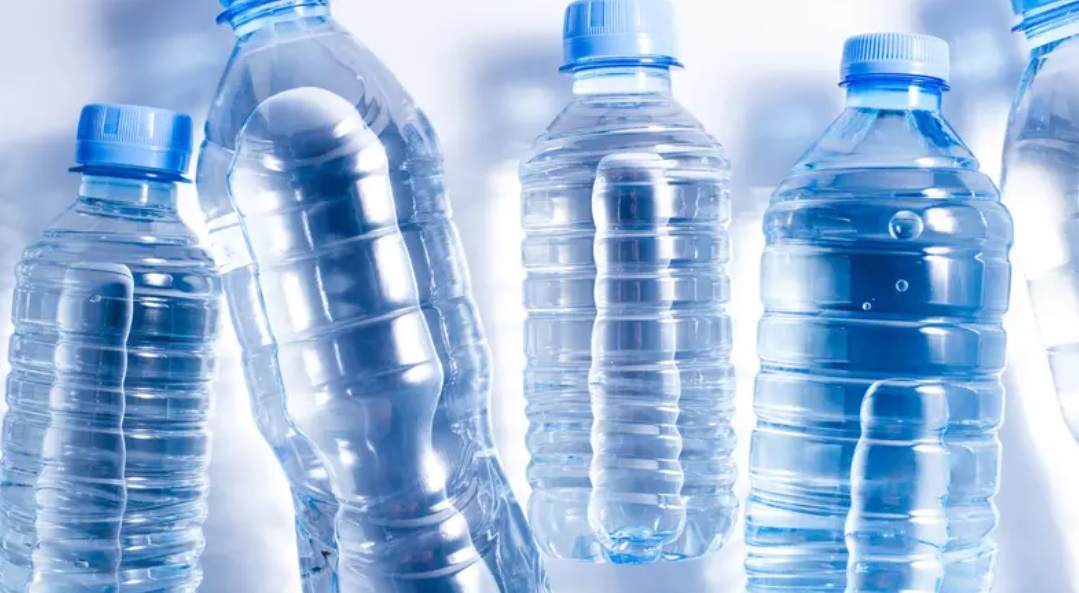 لن تصدقوا.. زجاجات الماء تفوق المرحاض بكتيريا بـ40 ألف مرة