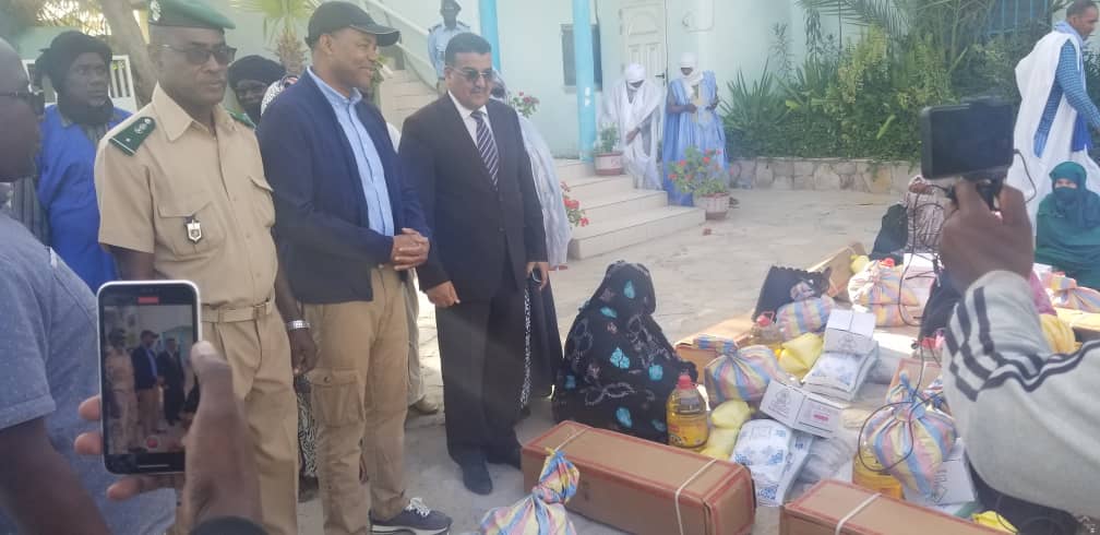 المدير العام لمؤسسة ميناء خليج الراحة  يشرف على توزيع&nbsp;(…)