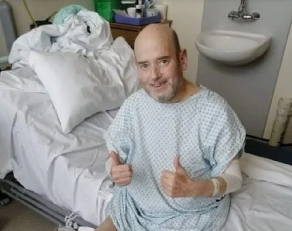 صورة رجل يزعم أنه 