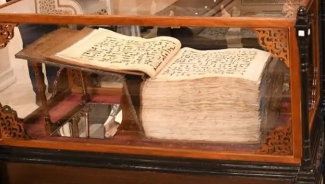قصة أكبر مصحف عثماني في العالم(صورة)