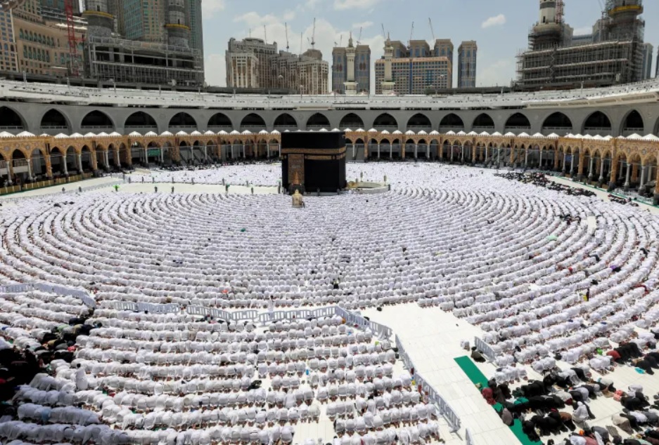 صورة.. 1.5 مليون مُصلٍ ومُعتمر بالمسجد الحرام ليلة 25 رمضان