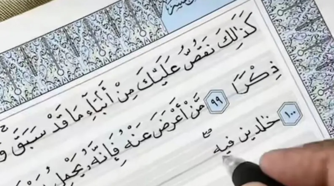 تجربة فريدة.. معلم سعودي متقاعد يكتب المصحف بخط يده