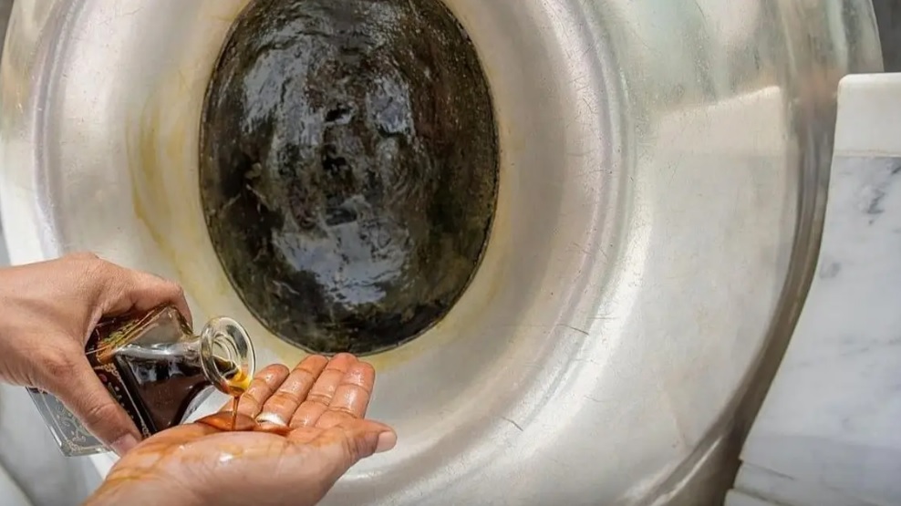 تطييب الحرمين 5 مرات يومياً بدهن العود الفاخر و20 مبخرة(صور)