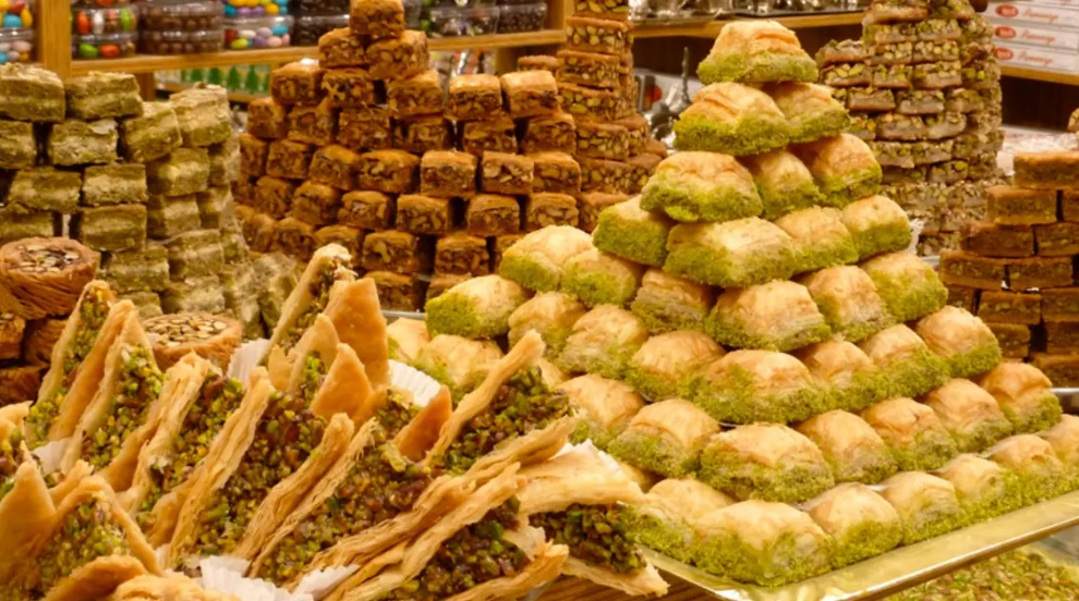 احذر.. الإكثار من حلويات رمضان يصيبك بـ5 أعراض بعضها خطير