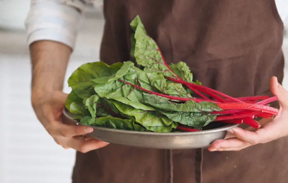 هدوء الأعصاب يبدأ من المائدة.. إليك أهم 10 أطعمة تُبقيك&nbsp;(…)