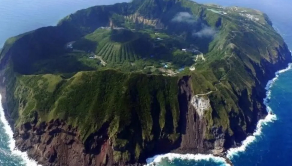 تعرف على جزيرة فوق فوهة بركان تخطف الألباب(صور)