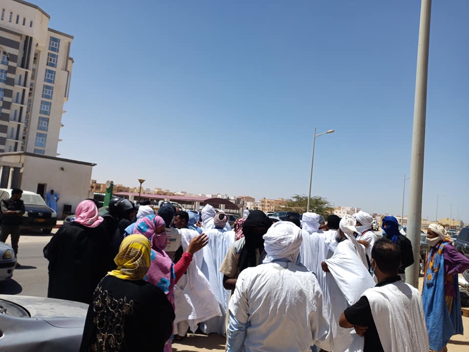 عشرات المواطنين يطالبون وزارة الاسكان بالعدول عن قرار&nbsp;(…)