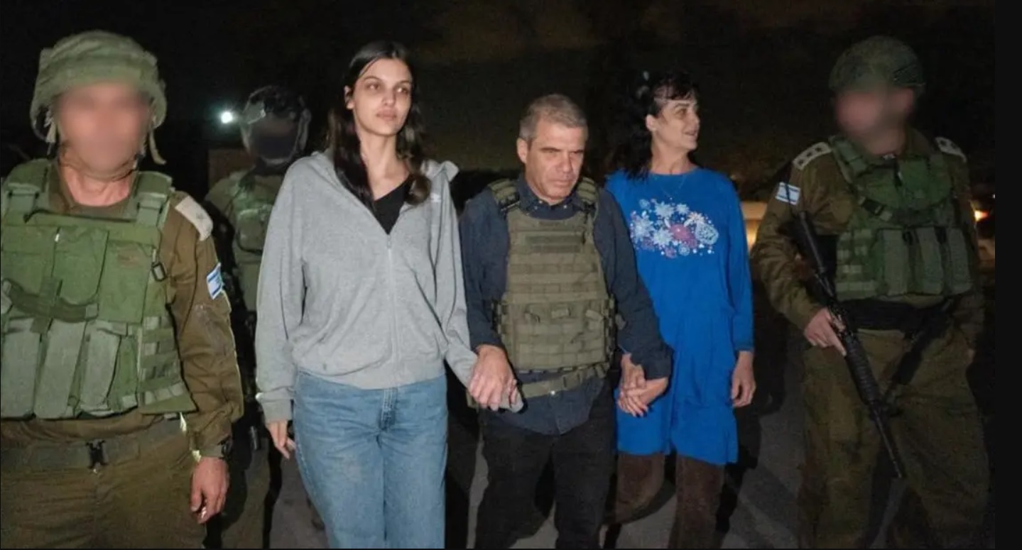 أول صورة للأسيرتين الأميركيتين بعد إفراج حماس عنهما