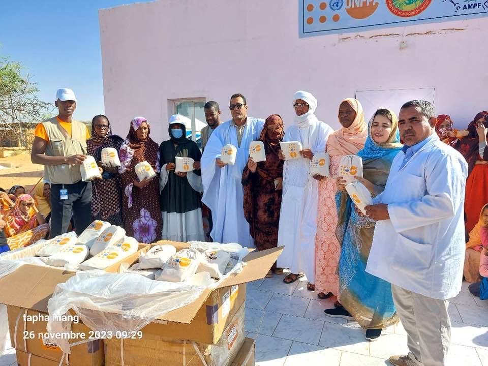 AMPF وUNFPA يزوعان 300 حقيبة كرامة على فتيات مخيم&nbsp;(…)