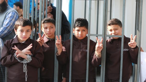 التايم: هذا ما يواجهه الأطفال الفلسطينيون في سجون إسرائيل