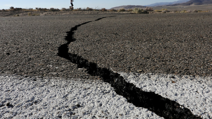 عالم زلازل يتوقع زلزالاً قوياً ويشير لتمزيق القشرة الأرضية!