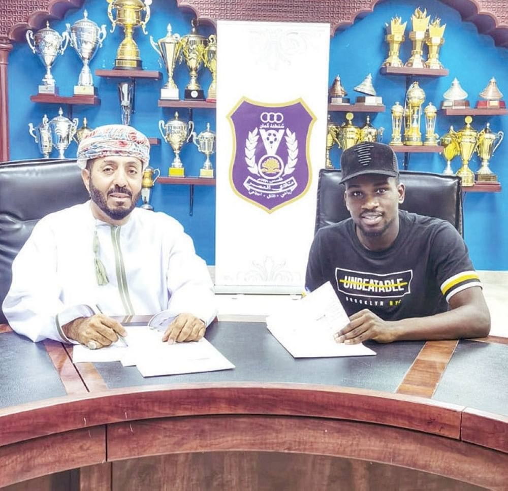 نادي النصر العماني يجدد عقد اللاعب الموريتاني ديوب