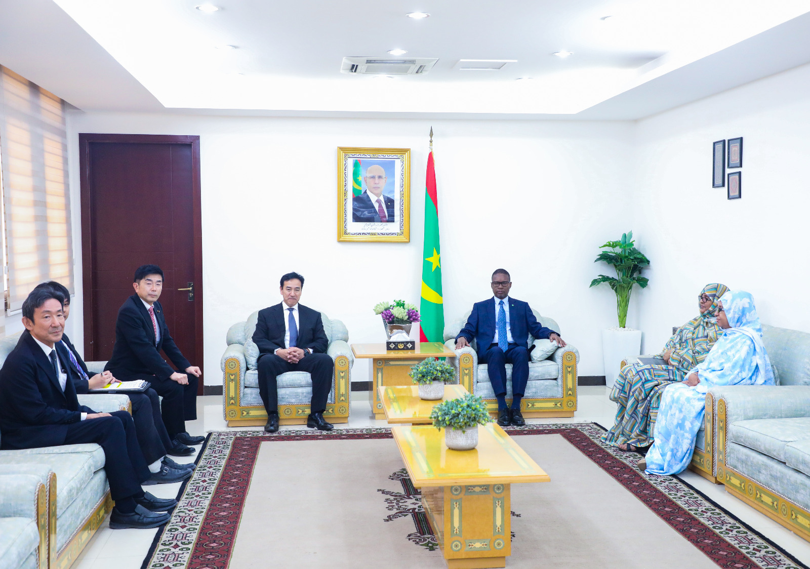 الوزير الأول يلتقي بوفد برلماني ياباني