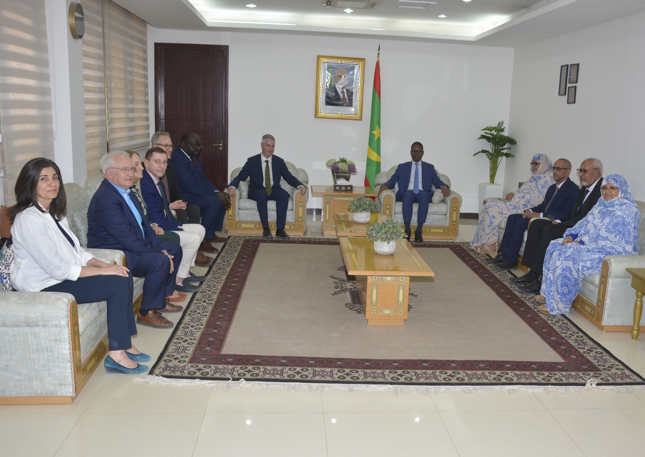 الوزير الأول يجتمع بأعضاء اللجنة الدولية لقيادة المشروع&nbsp;(…)