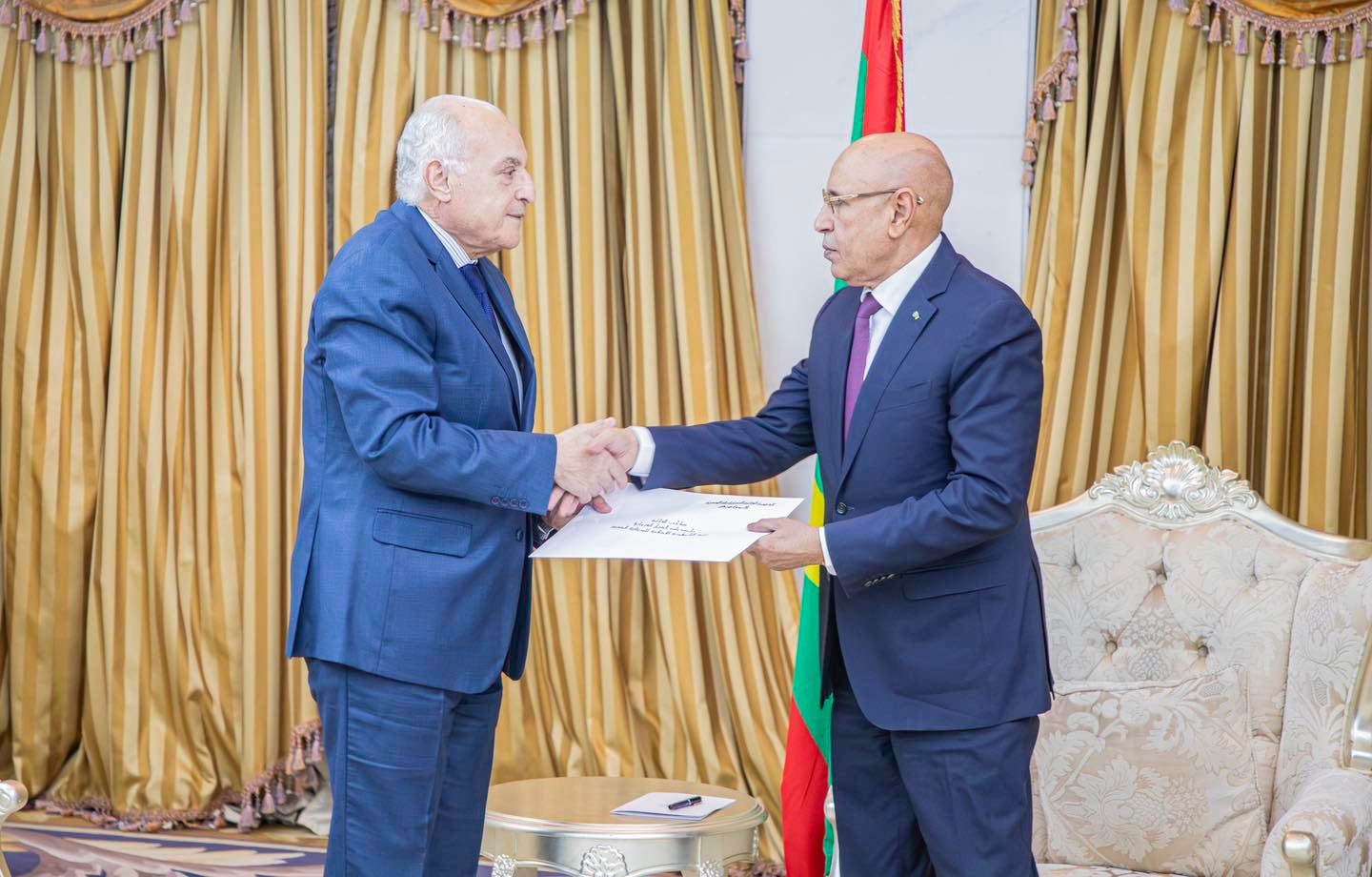 وزير الخارجية الجزائري يسلم الرئيس غزواني رسالة من (...)