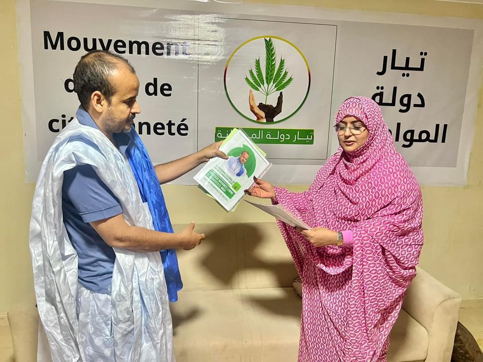 المرشح ولد الوافي يسلم برنامجه الانتخابي للمكتب السياسي&nbsp;(…)