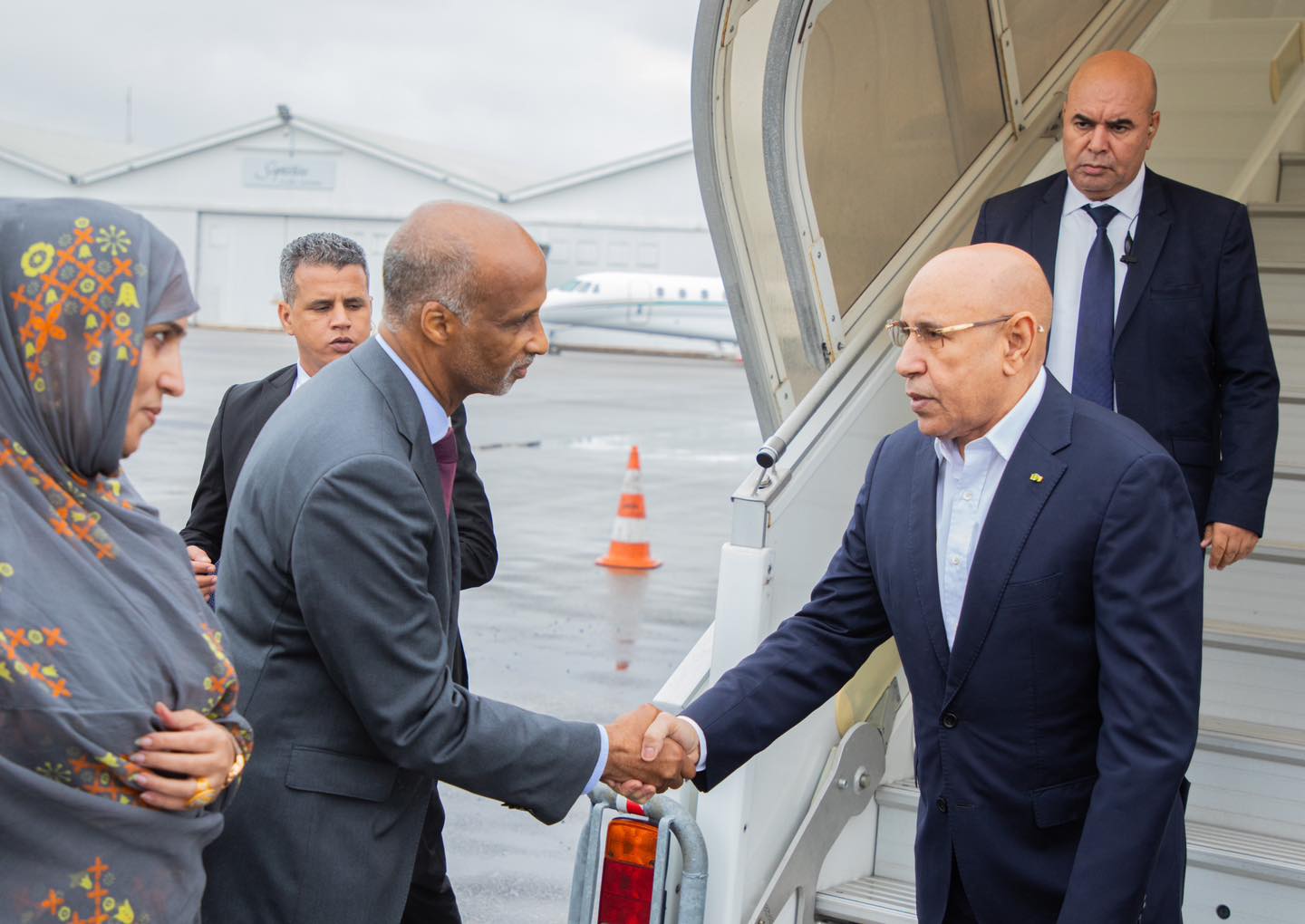 الرئيس غزواني يصل فرنسا بدعوة من رئيسها ماكرون