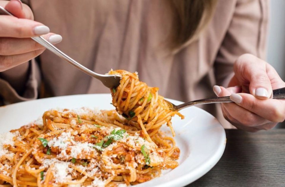 الطريقة بسيطة ومتوفرة لحال أشخاص يأكلون ولا تزداد أوزانهم..