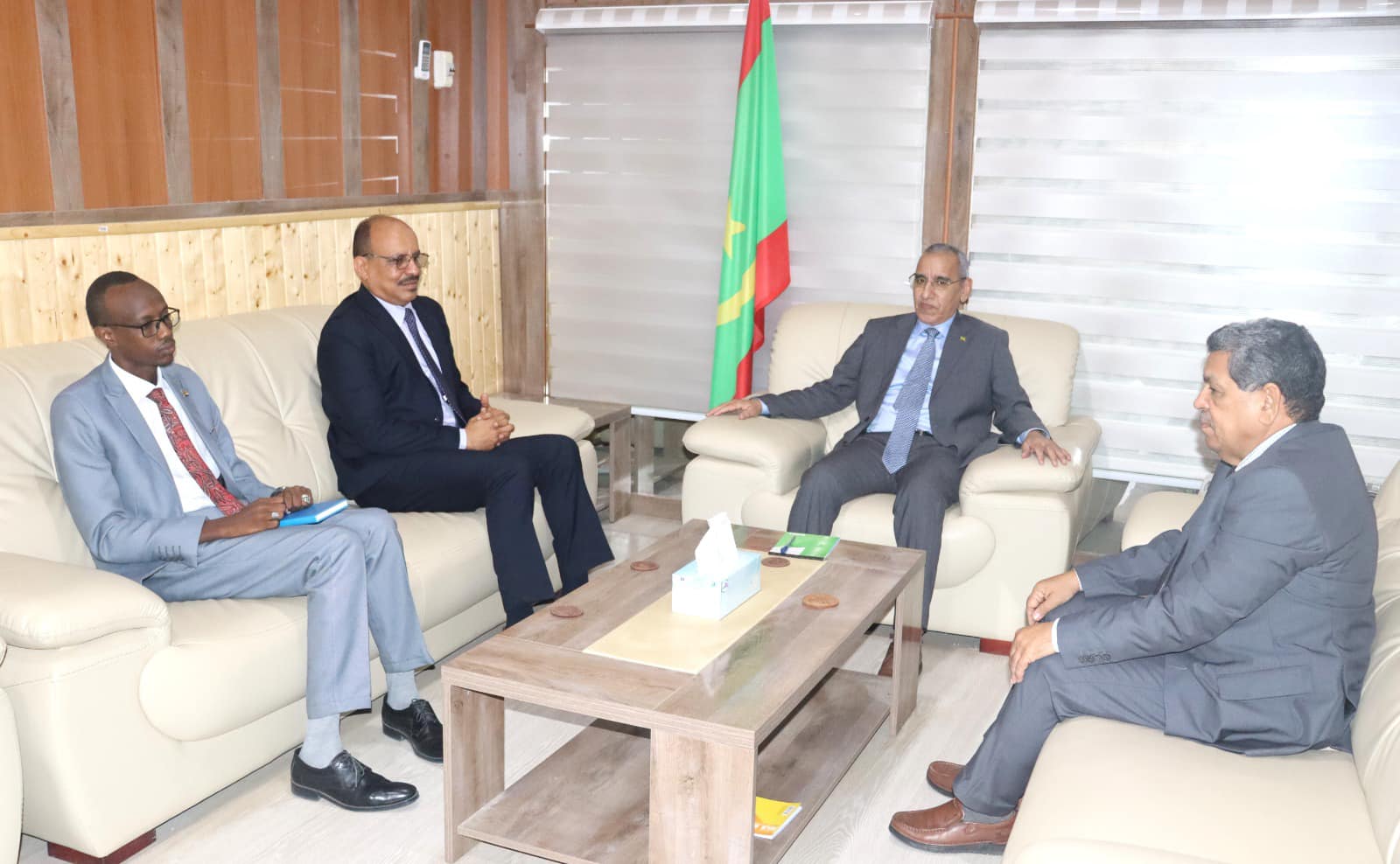 وزير الداخلية يبحث التعاون مع القائم بالأعمال بالإنابة (…)