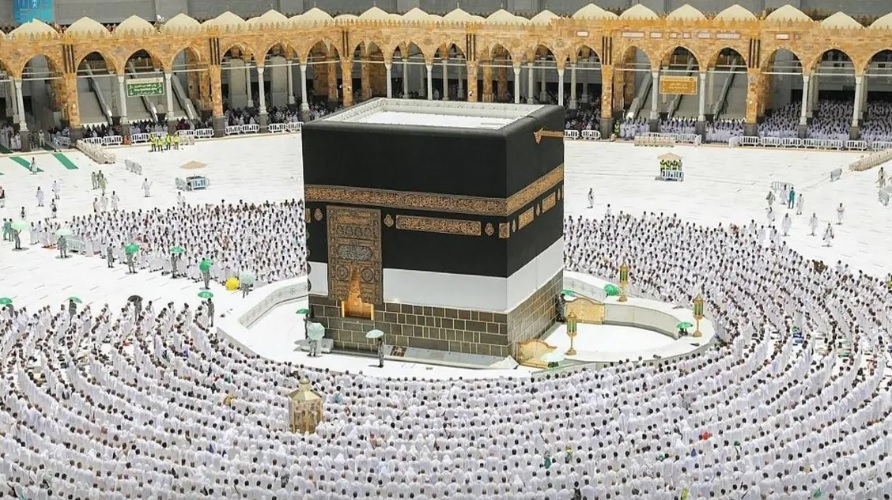 صور الحجاج يؤدون صلاة أول جمعة من ذي الحجة بالحرمين الشريفين