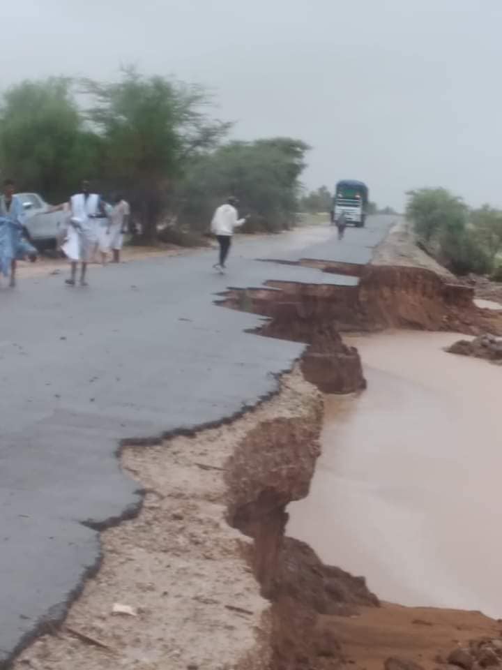 صور من آثار الأمطار على على طريق الأمل