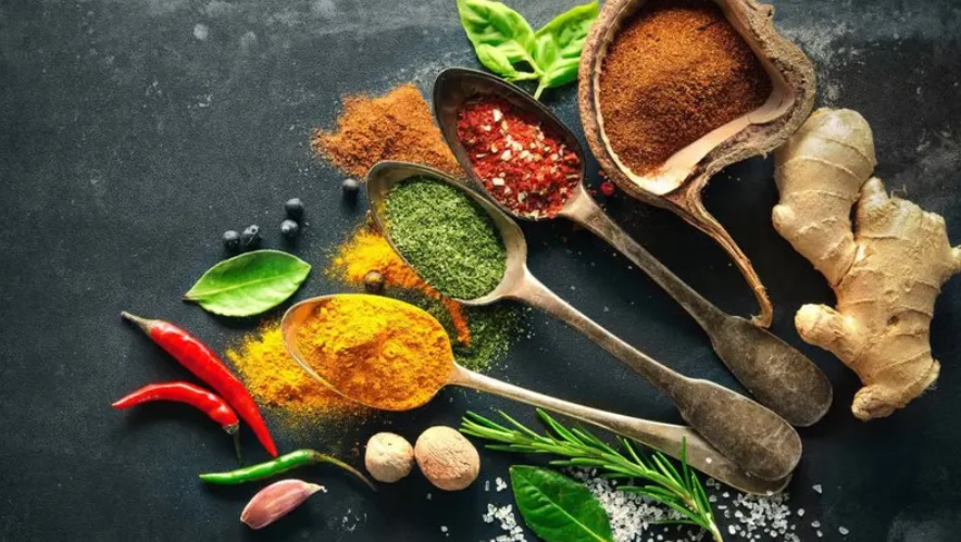 10 أعشاب وتوابل مضادة للالتهابات ينبغي تناولها يوميًا