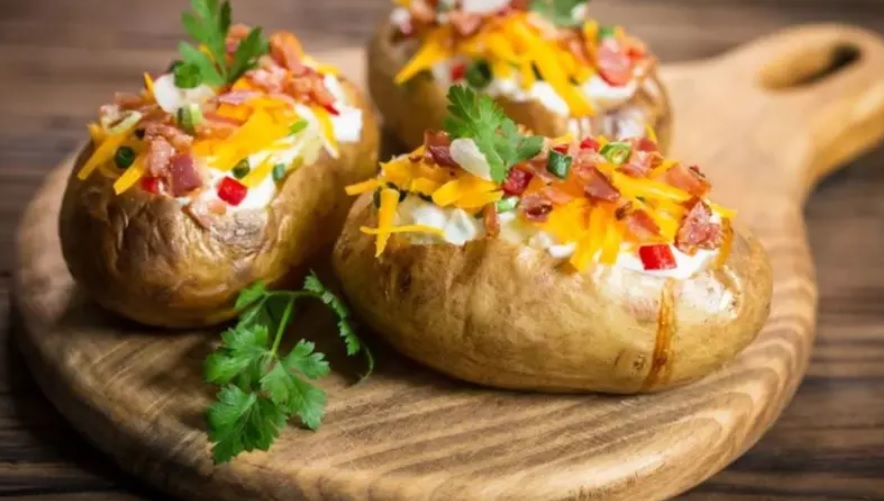 لهذه الأسباب لا يجب أبدًا خبز البطاطس في ورق الألمنيوم