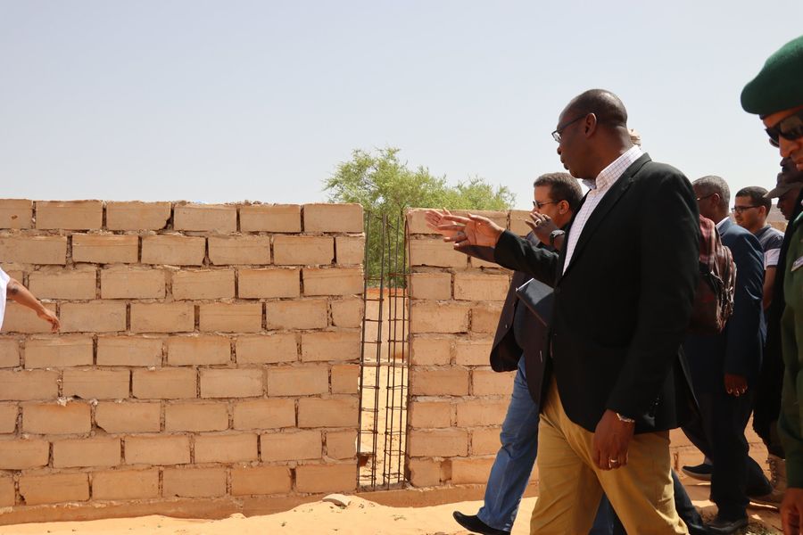 وزير الإسكان يعاين مدرسة القايرة التي أثيرت قضيتها قبل أسبوع