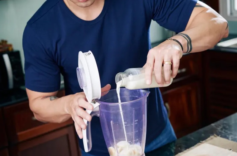 إليك 4 مشروبات سحرية لحماية عظامك من الشيخوخة..