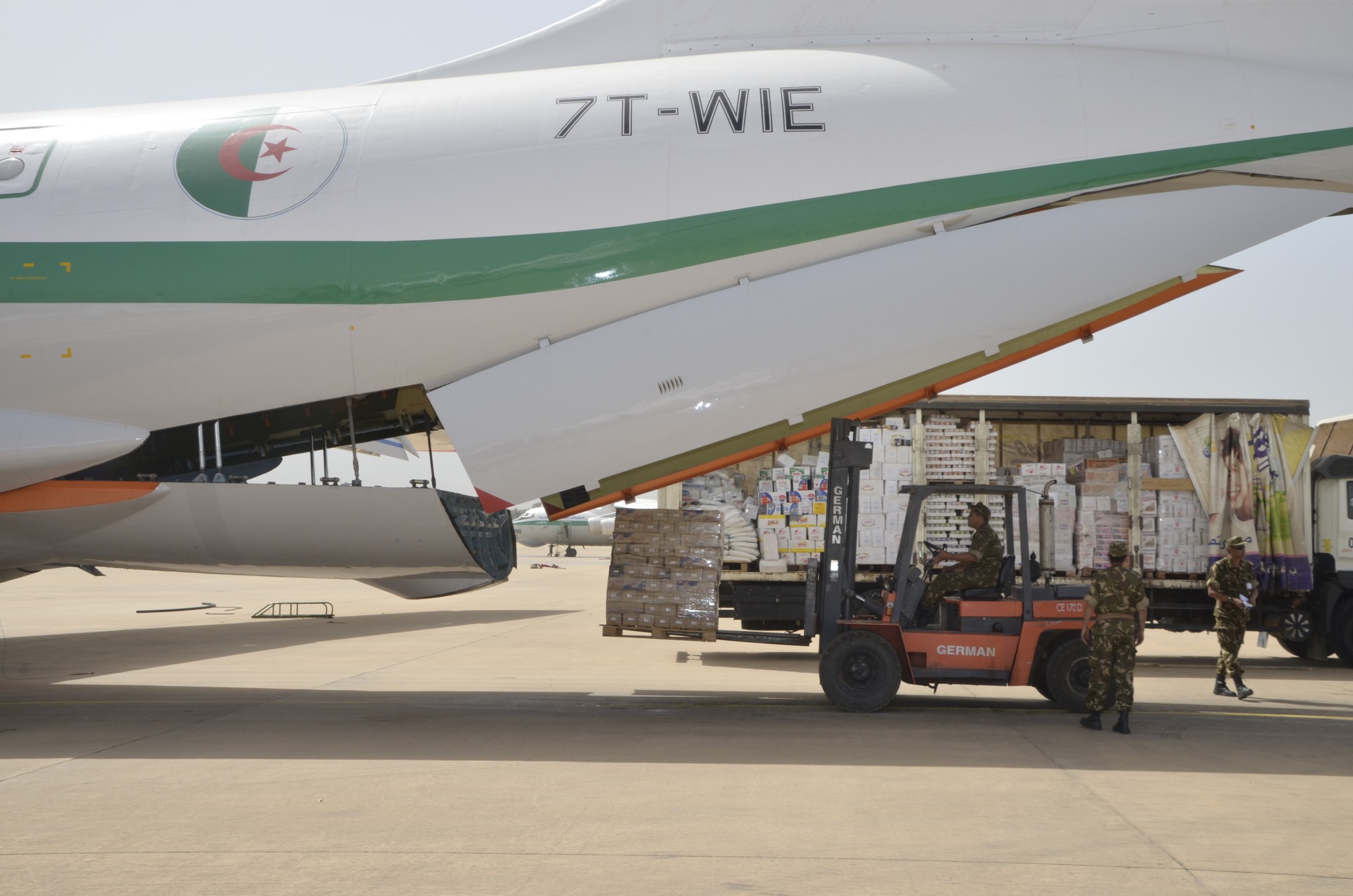 الجزائر ترسل مساعدات لموريتانيا(صور)