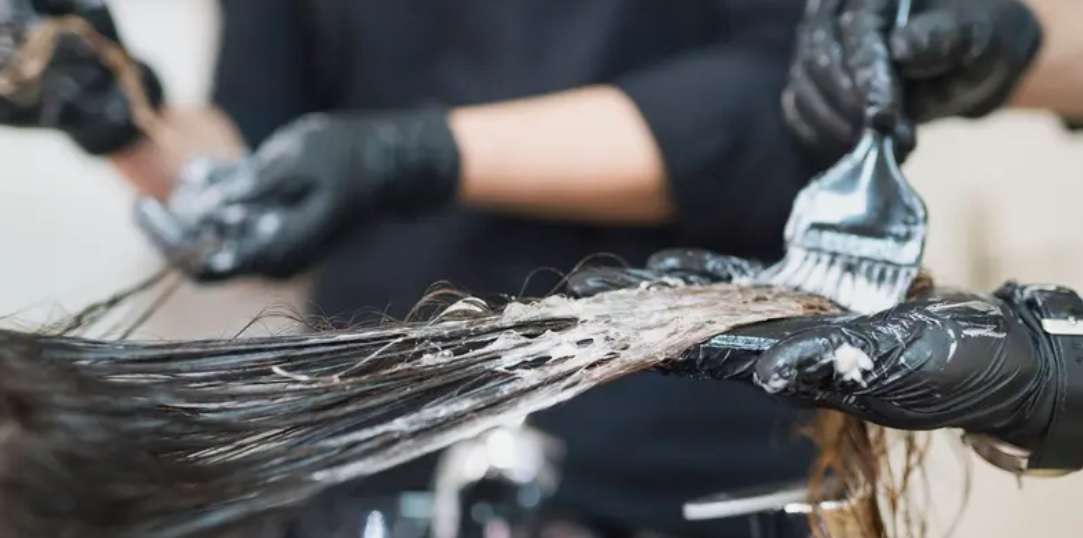 دراسة: تمليس الشعر يحفّز نوعاً من السرطان!