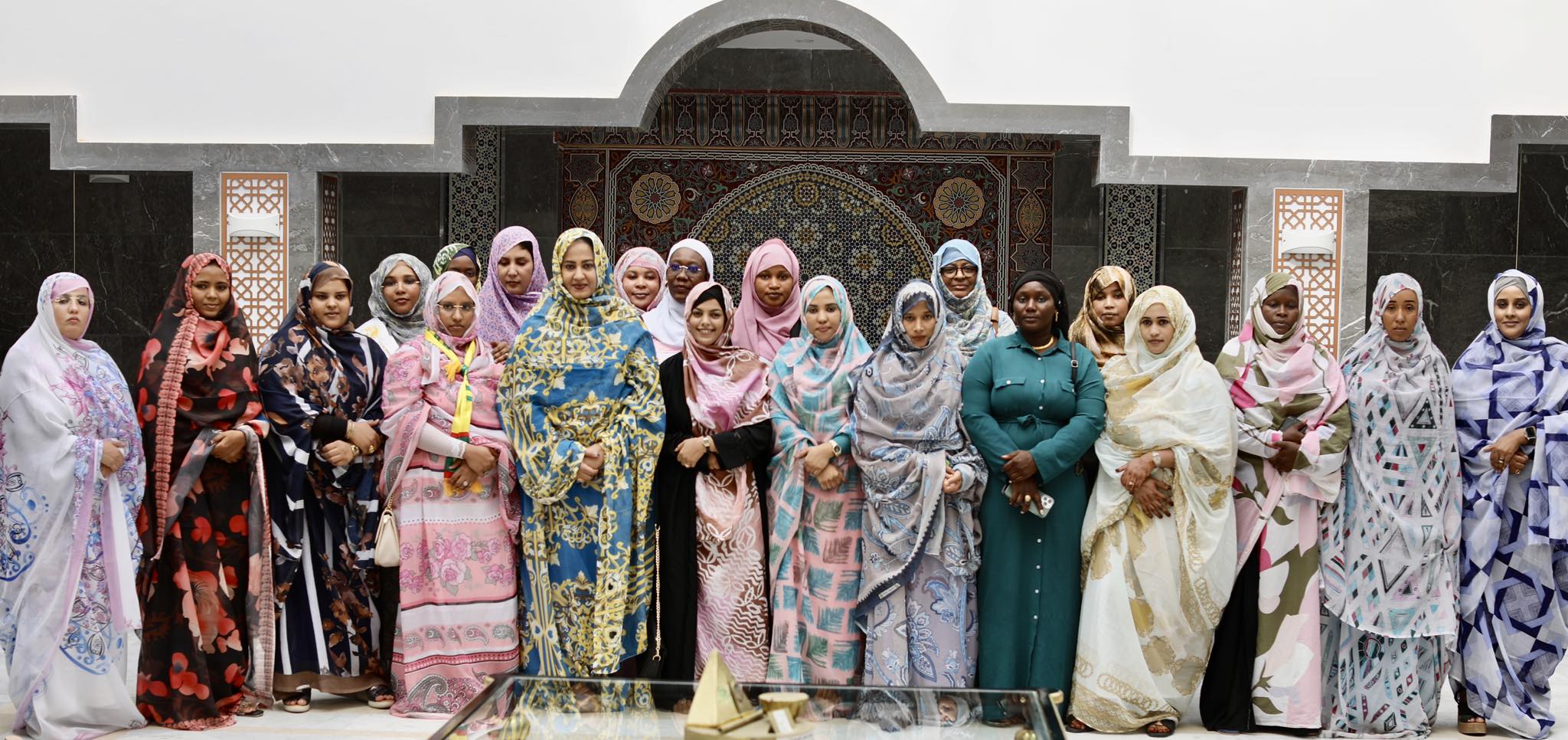 الدكتورة مريم بنت الداه للفتيات المكرمات من قبل رئيس (…)