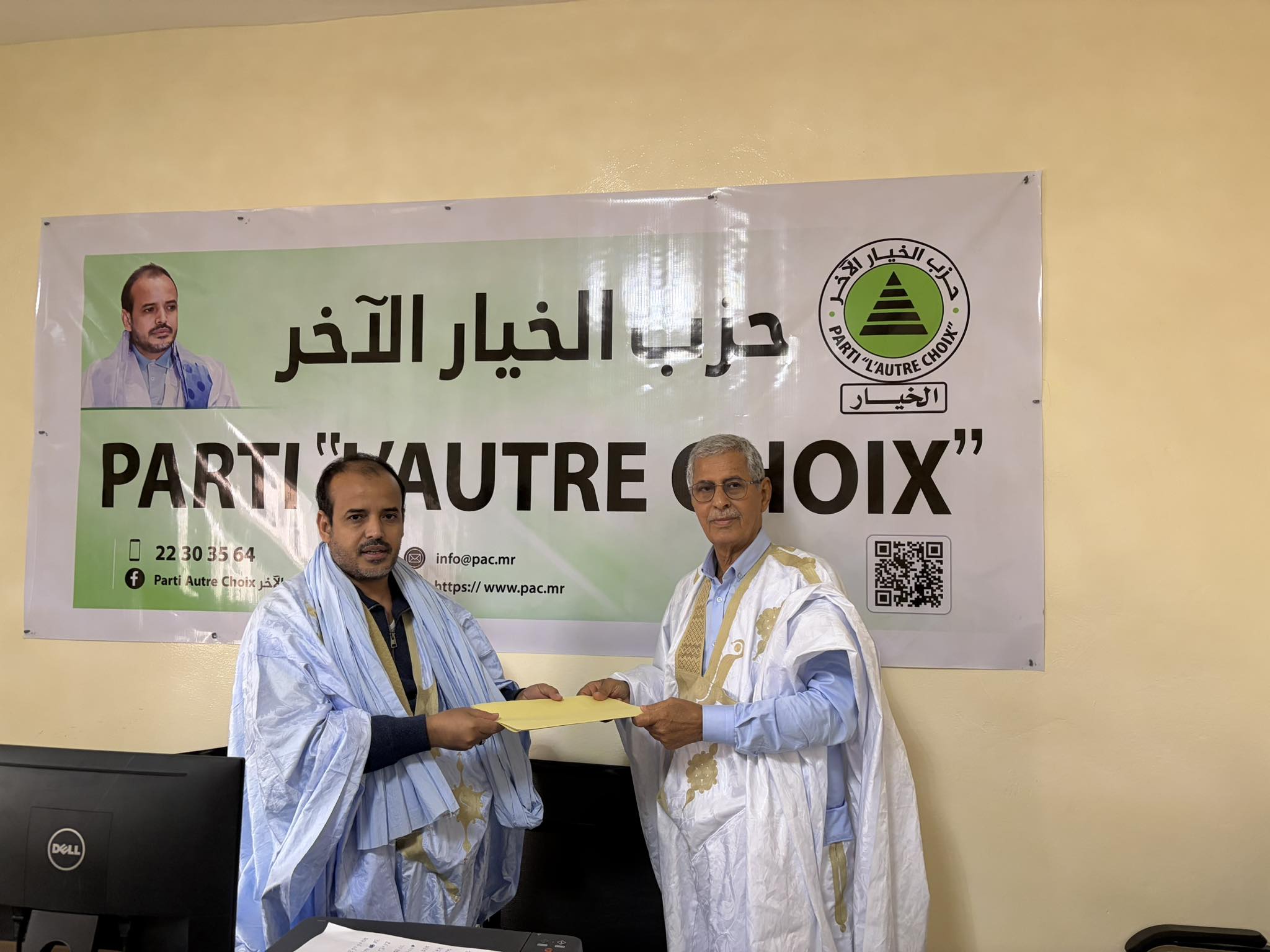 مستشار الرئيس الصحراوي يسلم رئيس حزب الخيار الآخر ولد (…)