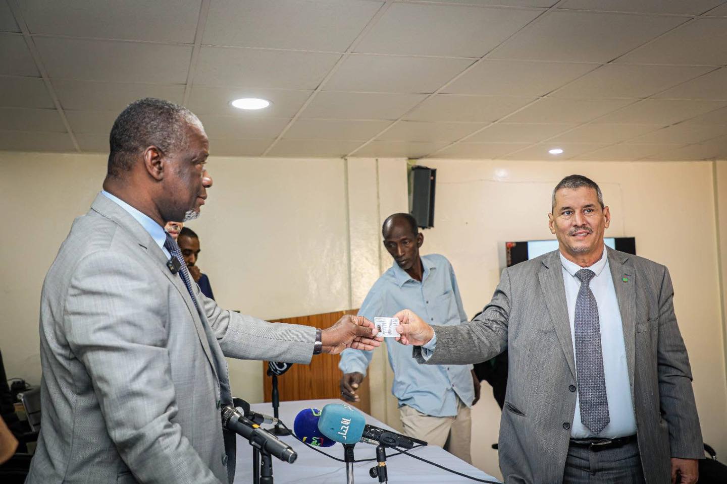 وزارة التربية توزع البطاقة المهنية الرقمية لموظفي القطاع