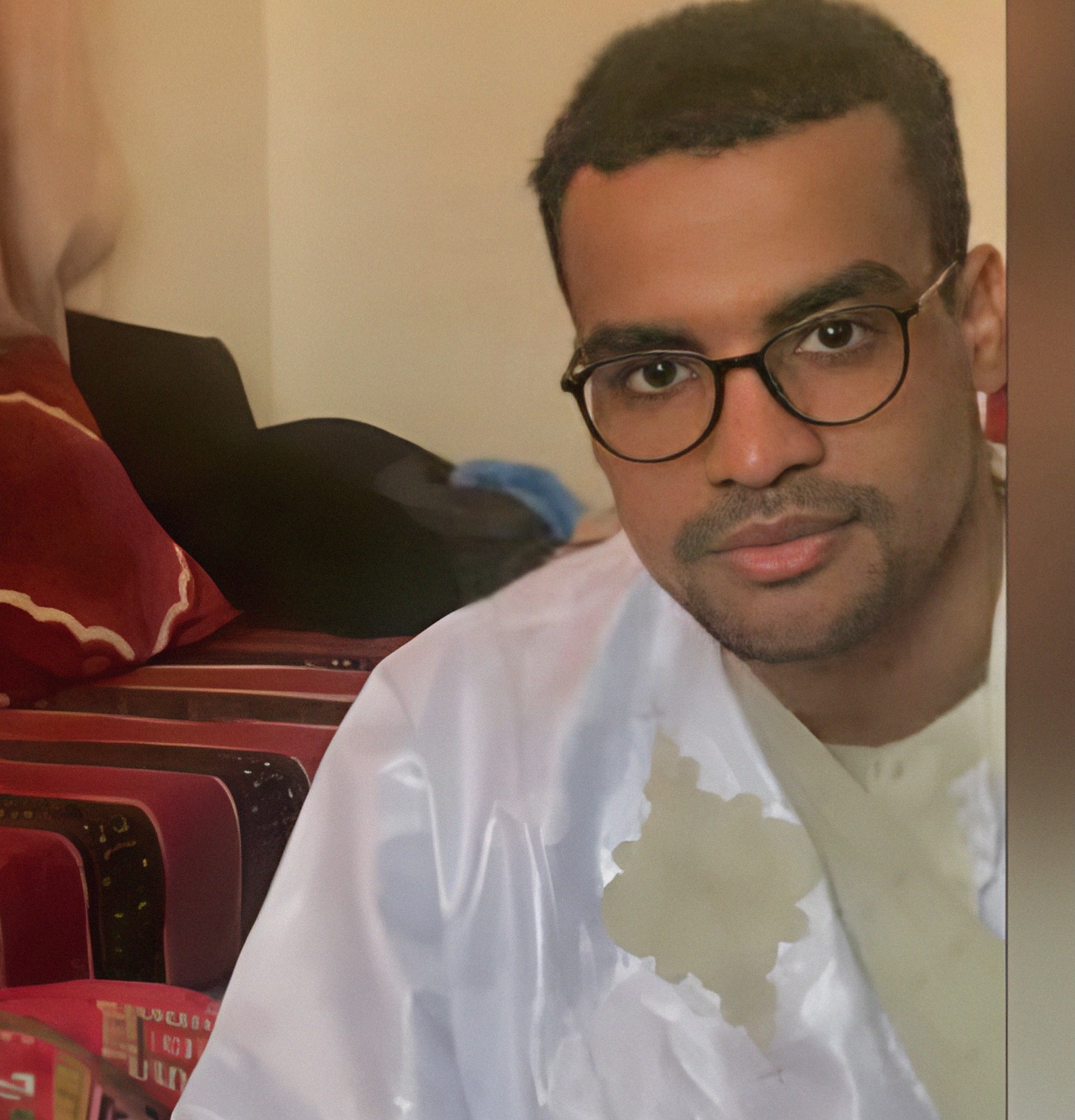 إذا رأيتم المداحين فارموا في أعينهم التراب !