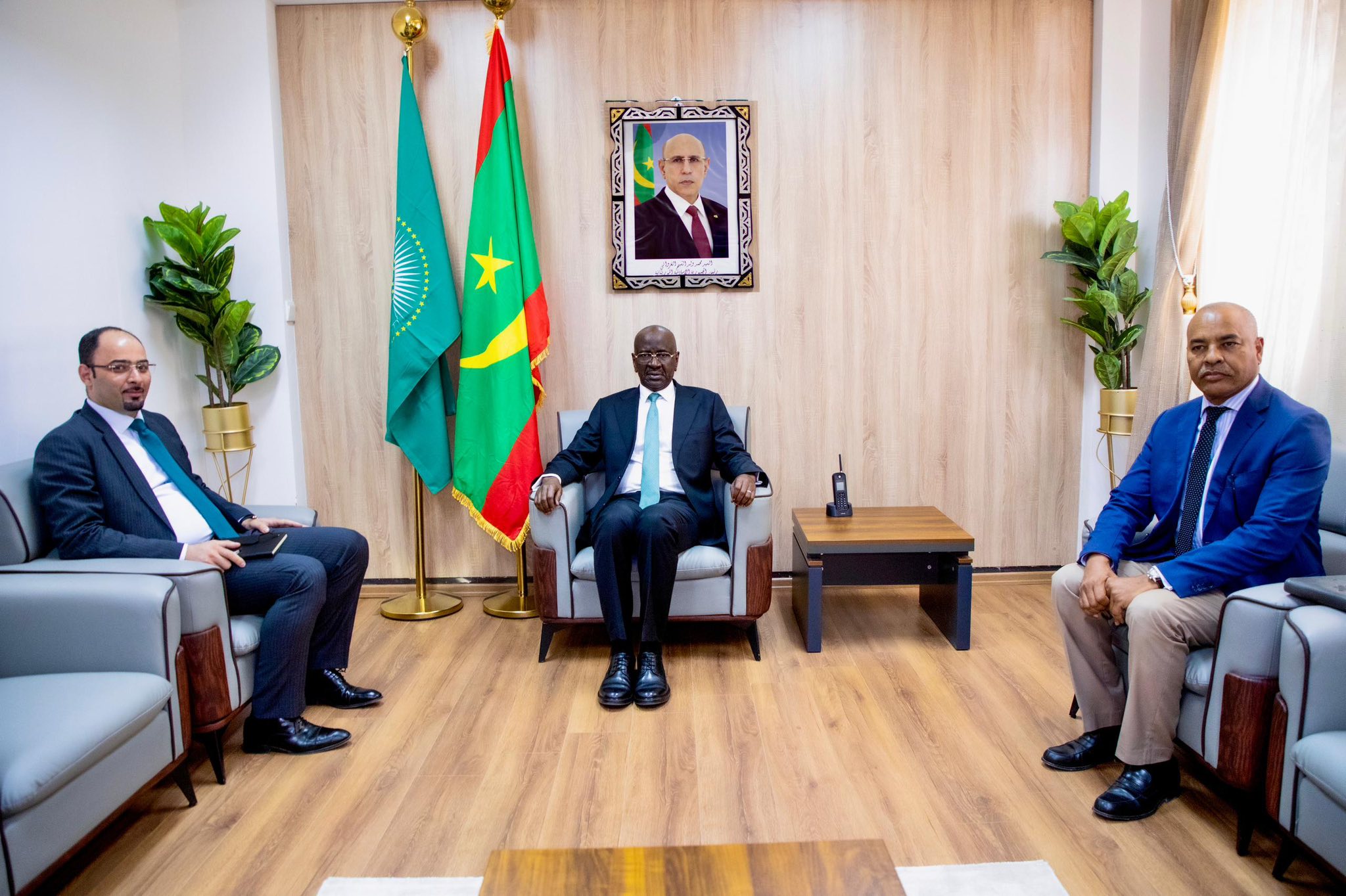 وزير الخارجية الموريتاني يبحث مع السفير الجزائري (…)
