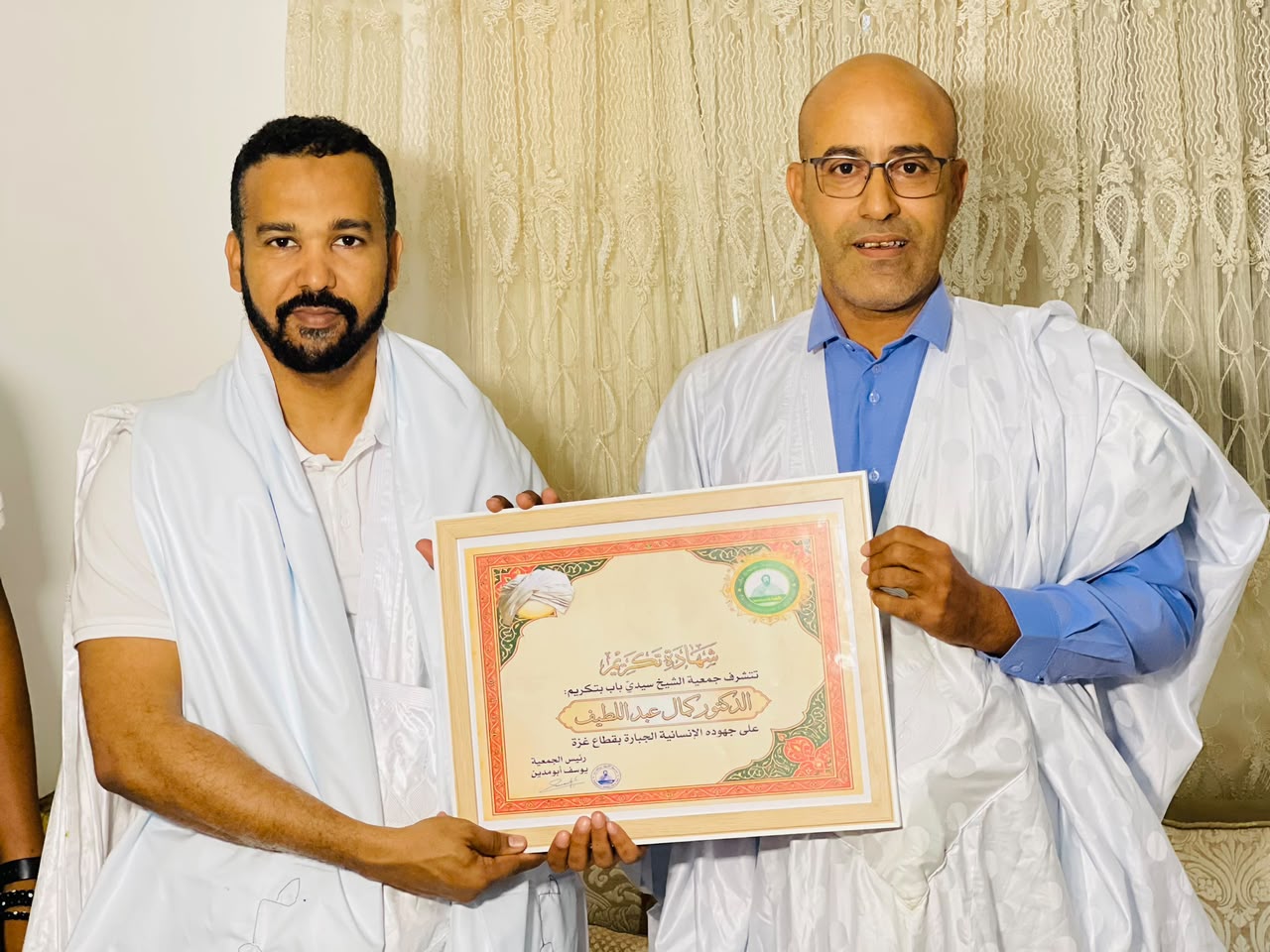 إهداء عمامة الشيخ سيديّ باب للدكتور كمال