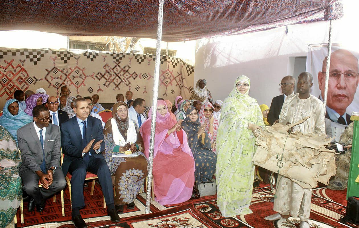 وزارة التجارة تدعم الصناع التقليديين والحرفيين المهنيين