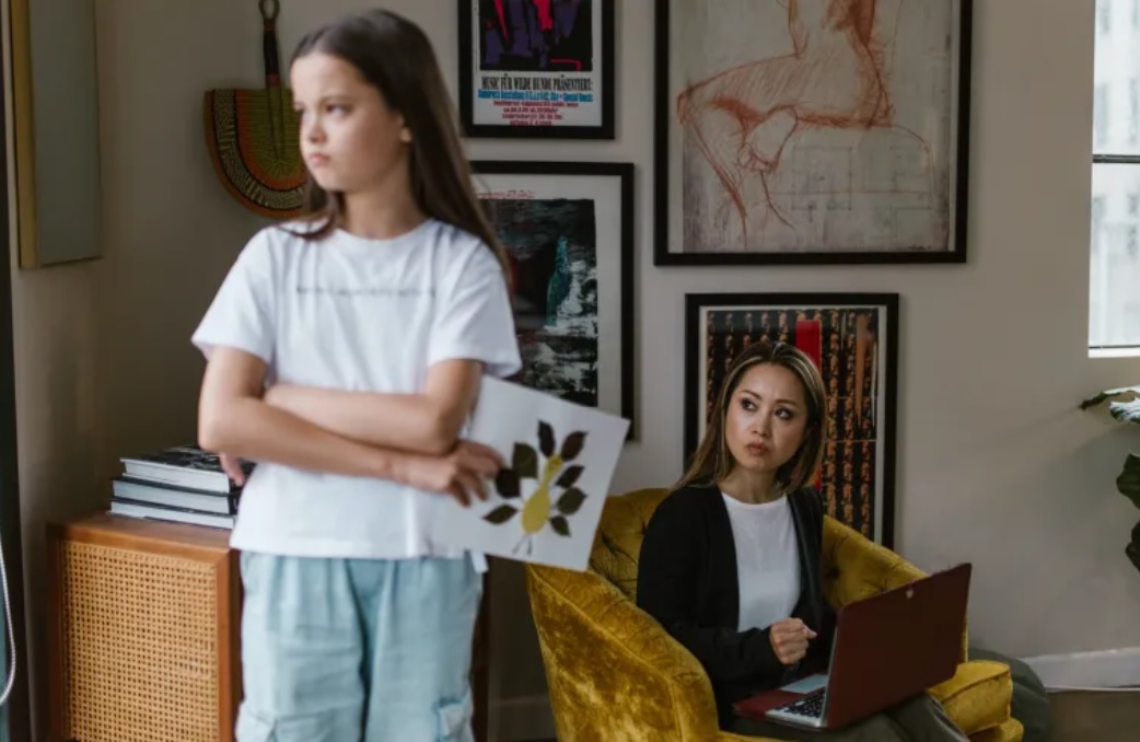 10 علامات تحذيرية لوقوع طفلك ضحية ضغط الأصدقاء